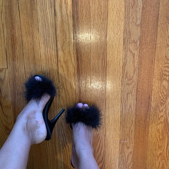 Black fluffy feather heels 😍 - Picture 3 of 8